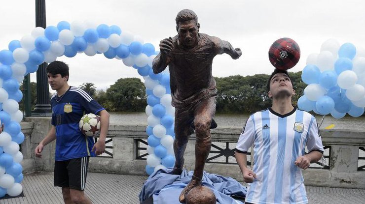 В Буэнос-Айресе установили статую Лионеля Месси 