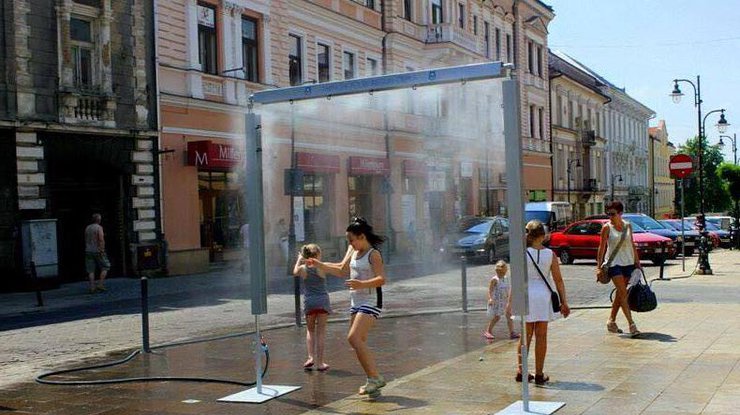 В Польше на улице установили душ с холодной водой. Фото из Facebook
