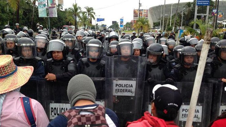 В Мехико протестующие учителя пытались занять аэропорт