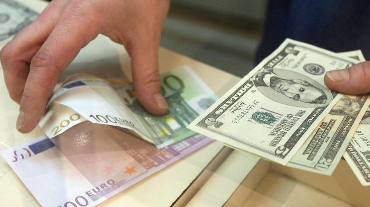 Украинцы массово избавляются от валюты