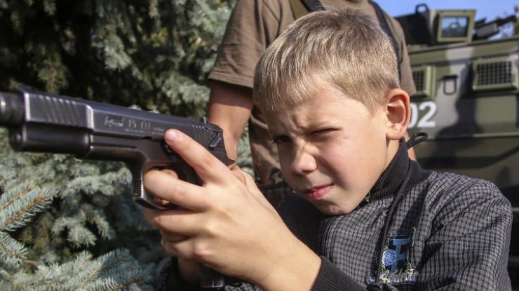 Боевики используют детей на Донбассе в качестве "живого щита" 