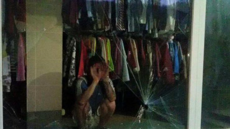 В Киеве вор прятался от полиции в витрине магазина / Фото: Нацполиция 
