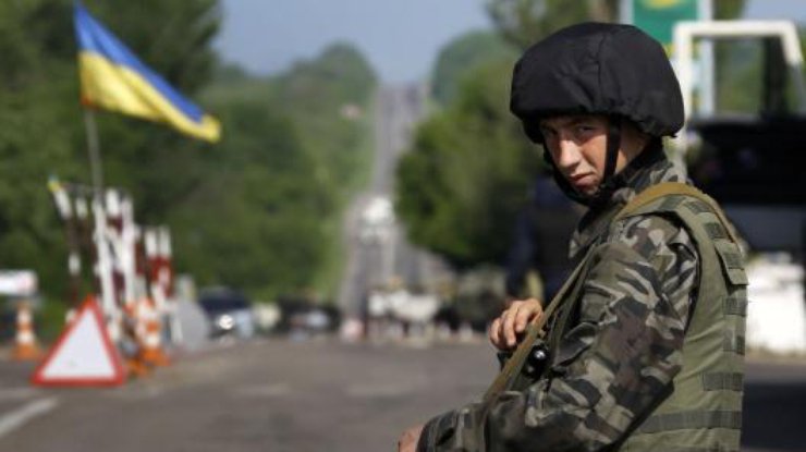 Вблизи Новотроицкого боевики 6 часов обстреливали украинских военных 