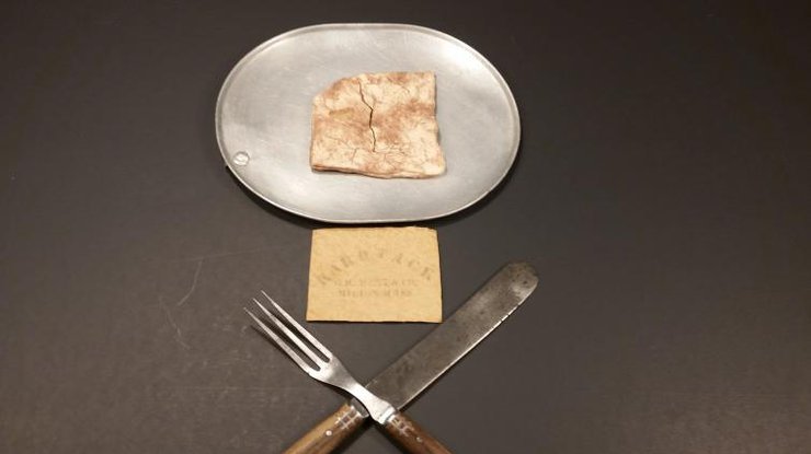 Американец съел 150-летний крекер