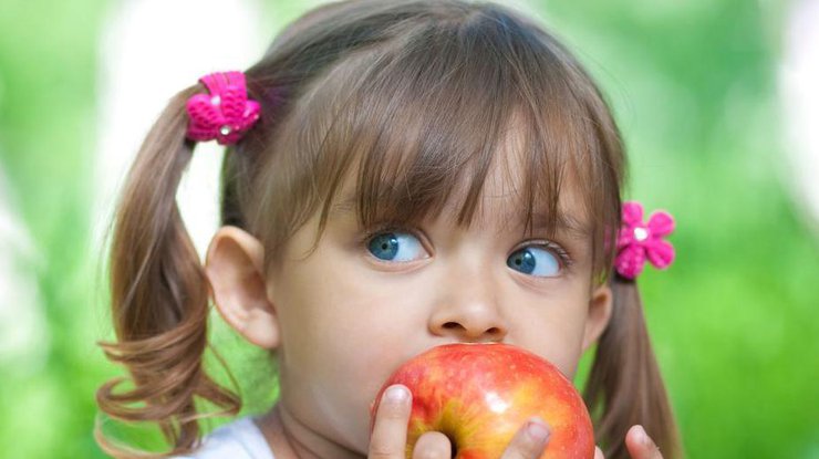 Яблоки полезно кушать с кожурой 