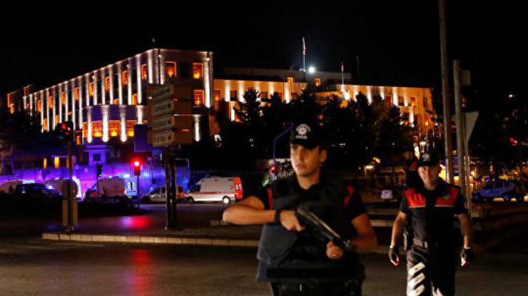 Переворот в Турции: глава Генштаба взят в заложники