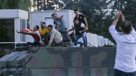 Полиция Турции спасла мятежника от расправы (видео)