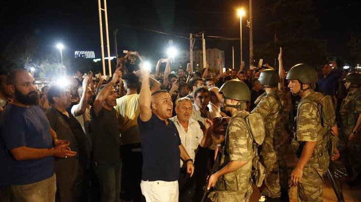 Переворот в Турции: разведка заявила, что мятеж остановлен