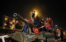 В Турции снова введено чрезвычайное положение