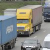 Под Киевом активисты блокируют движение грузовиков с мусором 