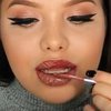 Бьюти-блогер нанесла сто слоев помады на губы (видео)