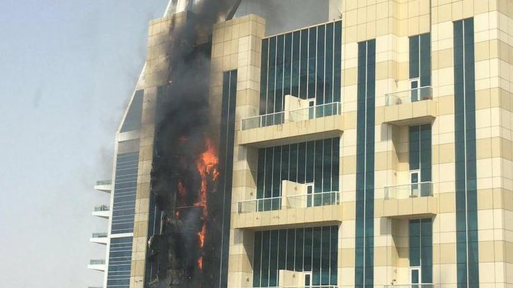 В ОАЭ горит небоскреб 