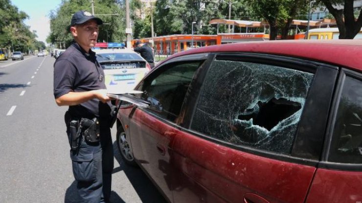 В Одессе полицейский рукой разбил стекло в чужом авто