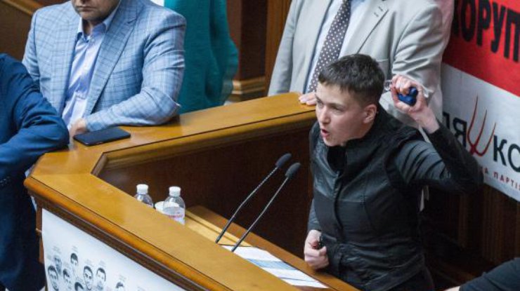 По мнению Савченко, военное положение в Украине будет неэффективным 