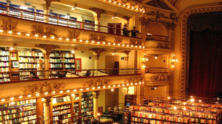 Книжный магазин в здании театра завлекает толпы туристов 