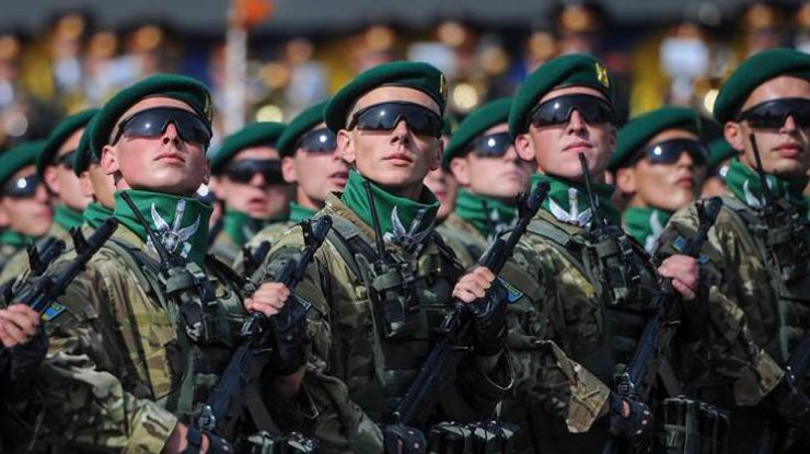 Порошенко приказал готовиться к военному параду 