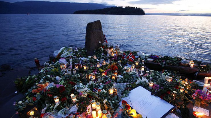 В Норвегии жители скорбят по погибшим во время теракта на острове Утойя 