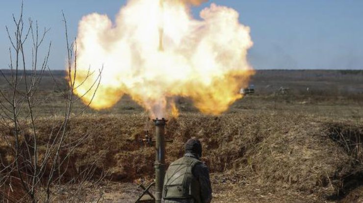 На Донбассе обстрелы из артиллерии и минометов не утихают