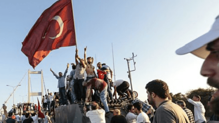 В Турции закрыли тысячи учреждений