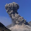 В Японии вулкан выбросил столб пепла высотой 5 километров