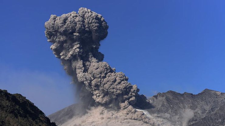 В Японии вулкан выбросил столб пепла высотой 5 километров
