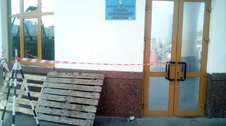 В Киеве возле станции метро "Вокзальная" разлили опасную ртуть