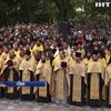На Владимирской горке десятки тысяч людей помолились за мир в Украине