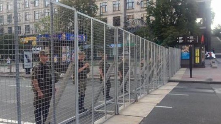 В центре Киева установили забор и металлодетекторы Фото: facebook.com/olena.kapustian