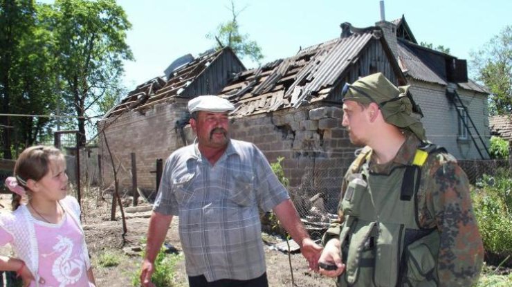 Под обстрел боевиками Марьинки попали жилые дома 