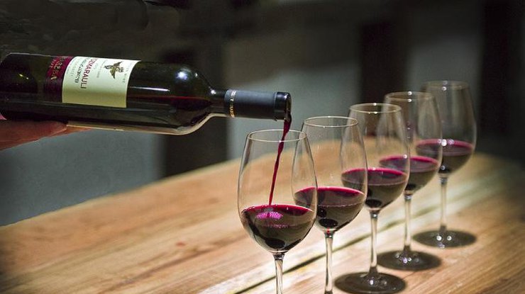 Качественное сухое вино можно применять в качестве лосьона