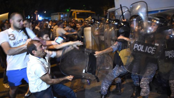 Протест в Ереване: во время разгона демонстрантов пострадали 60 человек 