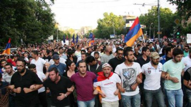 Три журналиста армянской службы "Радио Свобода" подверглись нападению