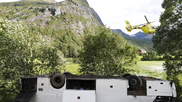 В аварии в Норвегии погиб 1 украинец, еще 10 получили травмы