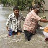 В Индии наводнение массово уносит жизни людей (видео)
