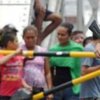 Женщины из Венесуэлы прорвались через границу в поисках еды (фото)
