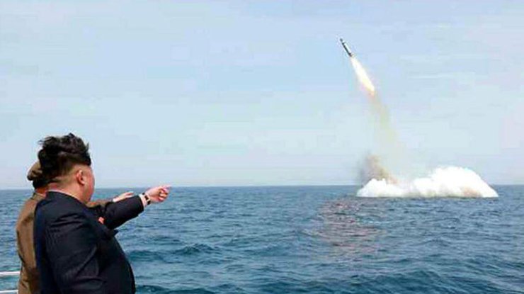 КНДР запустила баллистическую ракету с подводной лодки