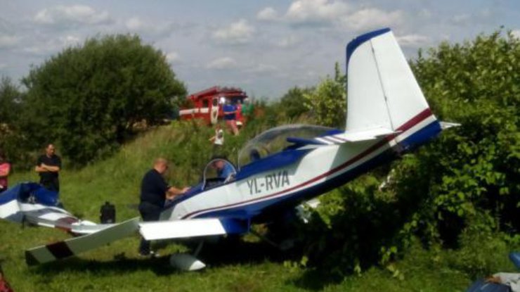 Во Львовской области самолет совершил экстренную посадку