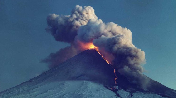 На Камчатке вулкан выбросил пепел на высоту 7 километров
