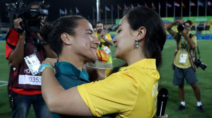 В Рио сотрудница стадиона призналась в любви своей девушке прямо на поле 