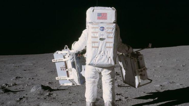 NASA продало сумку для сбора лунных образцов