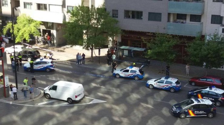 Возле торгового центра испанец застрелил экс-жену