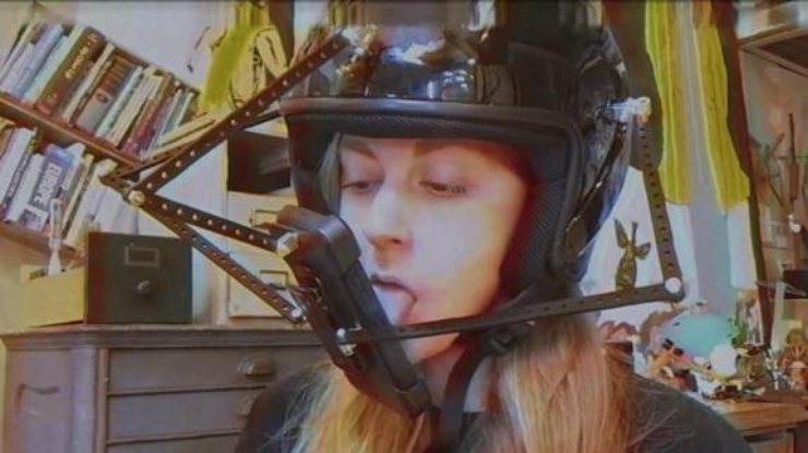 Создан шлем для ловли покемонов Фото: YouTube Simone Giertz