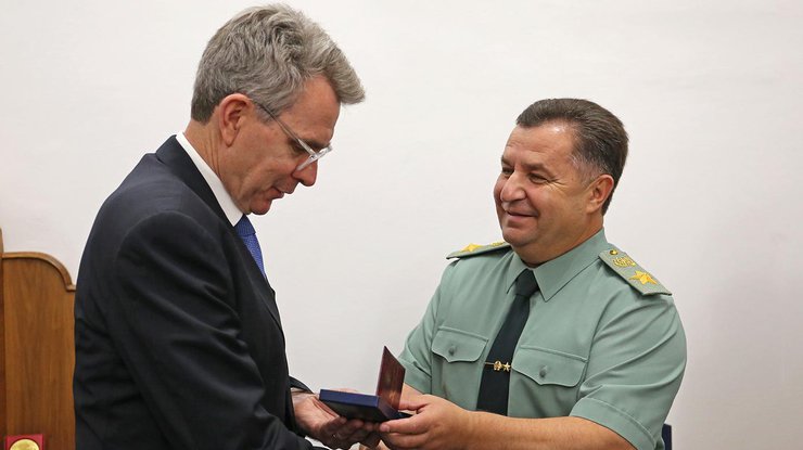 Степан Полторак наградил Джеффри Пайета отличием Министерства обороны Украины