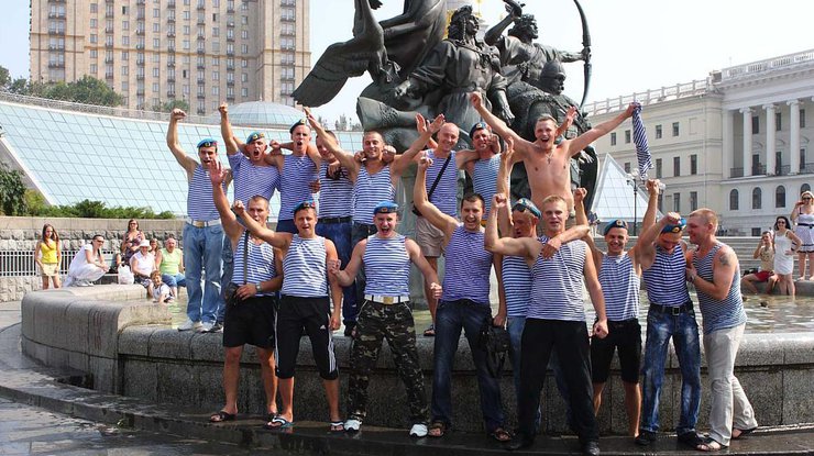 Почему десантники купаются в фонтанах 2 августа