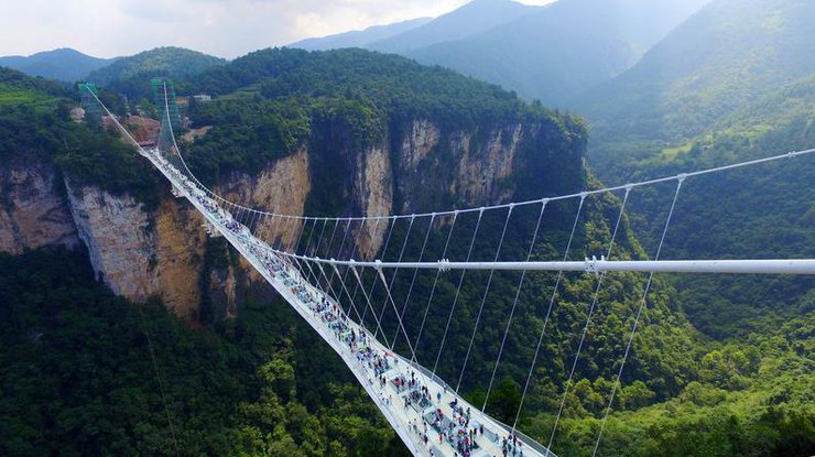 В Китае открыли самый длинный мост со стеклянным дном