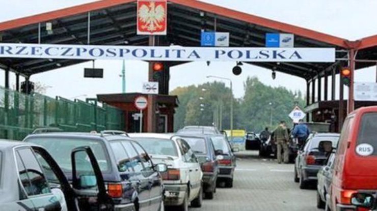 На границе с Польшей снова образовались гигантские очереди