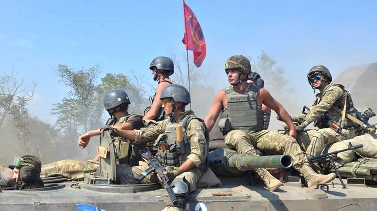Украинские десантники учились бороться с врагом в воздухе