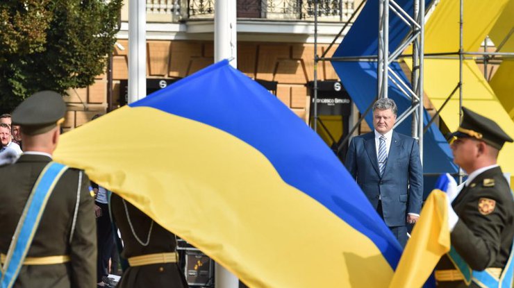 Украинский флаг должен снова появиться над Донбассом и Крымом – Порошенко