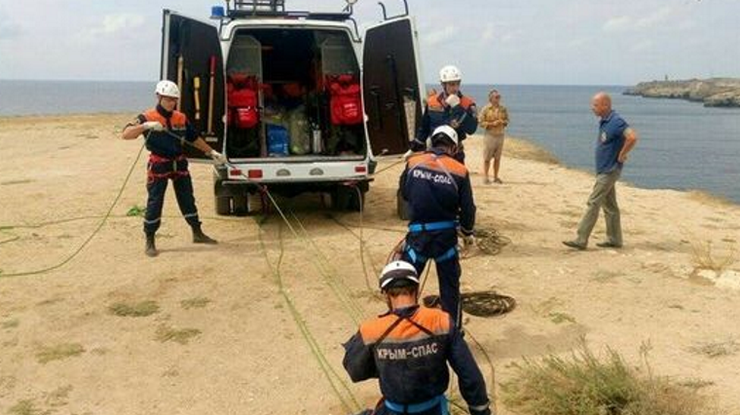 В Крыму машина застряла в пропасти над морем
