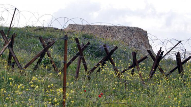  На границе с Крымом устанавливают противотанковые ежи 